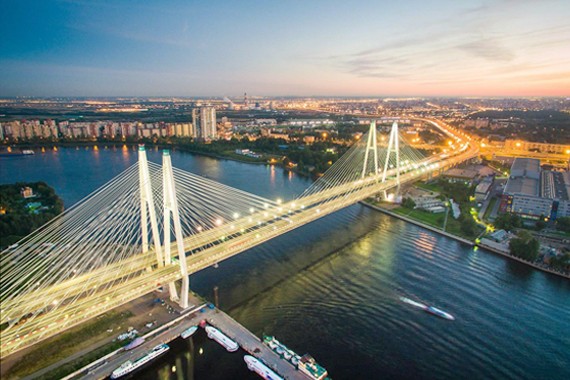 Il grande ponte di Obukhov. È Il primo ponte fisso a San Pietroburgo. La costruzione del 2004
