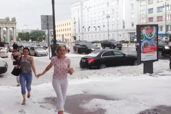 Le donne cercano di attraversare la strada dopo la neve accaduta il 22 luglio 2017