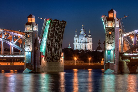 Ponte Bolsheokhtinsky di Pietro la Grande con Cattedrale di Smolny 