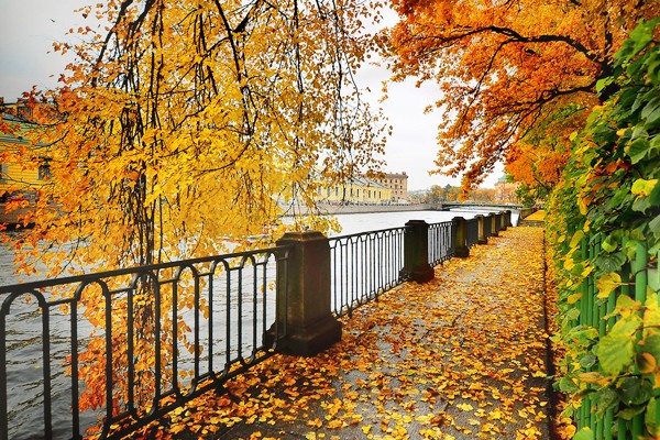 L'autunno dorato del lungofiume Fontanka