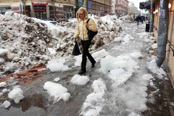 La neve e il ghiaccio sulle strade 
